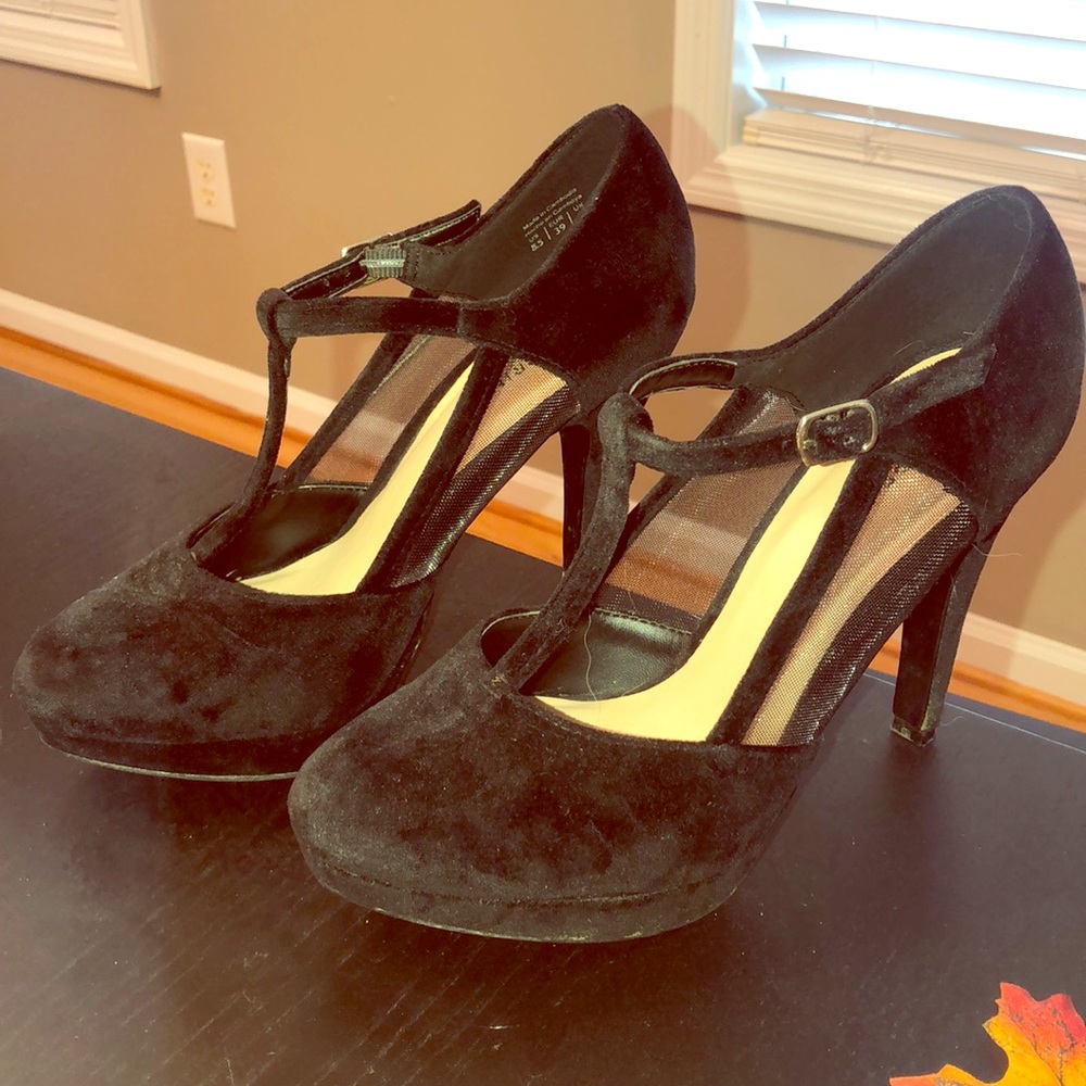 Faux suede black size 8 t strap pumps